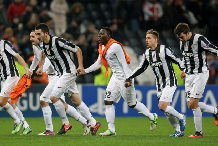  Pemain Juventus merayakan kemenangan mereka atas Shakhtar Donetsk. Kemenangan ini membuat Juventus keluar sebagai juara Grup E dan berhak melaju ke babak 16 besar Liga Champions.