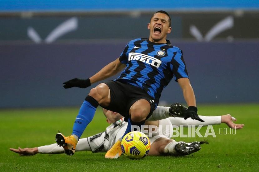  Pemain Inter Milan Alexis Sanchez (atas).