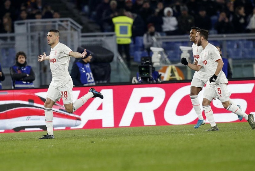 Pemain Juventus Merih Demiral (kiri) merayakan golnya ke gawang AS Roma.