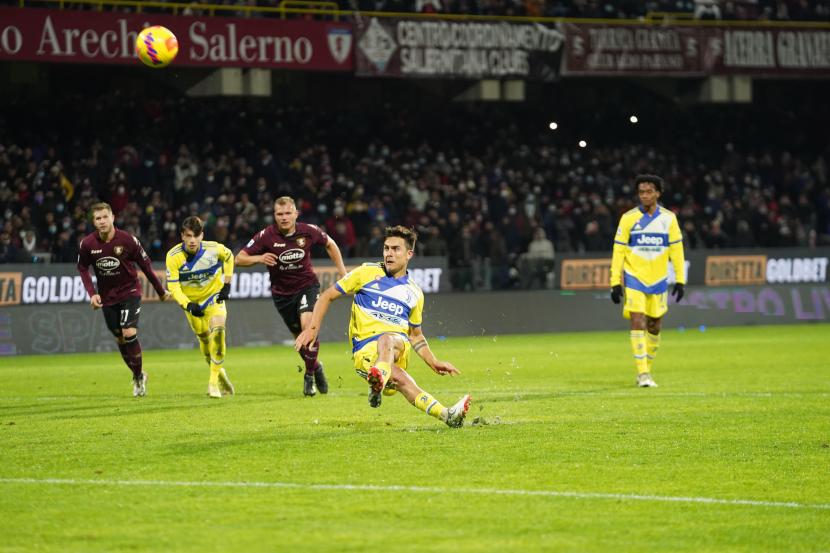 Pemain Juventus Paulo Dybala gagal mengeksekusi penalti saat pertandingan sepak bola Serie A Italia US Salernitana vs Juventus FC di stadion Arechi di Salerno, Italia, Rabu (1/12)..