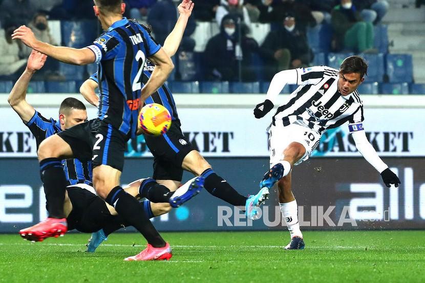 Pemain Juventus Paulo Dybala (kanan) beraksi saat pertandingan sepak bola Serie A Italia antara Atalanta BC dan Juventus FC di Bergamo, Italia, Senin (14/2) dini hari WIB..