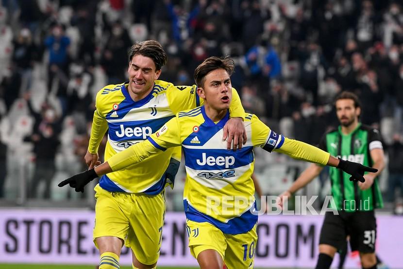  Pemain Juventus Paulo Dybala (kanan) merayakan dengan rekan setimnya Dusan Vlahovic setelah mencetak gol pertama dalam pertandingan sepak bola Coppa Italia Italia antara Juventus dan Sassuolo di Stadion Allianz di Torino, Italia, Jumat (11/2) dini hari WIB.