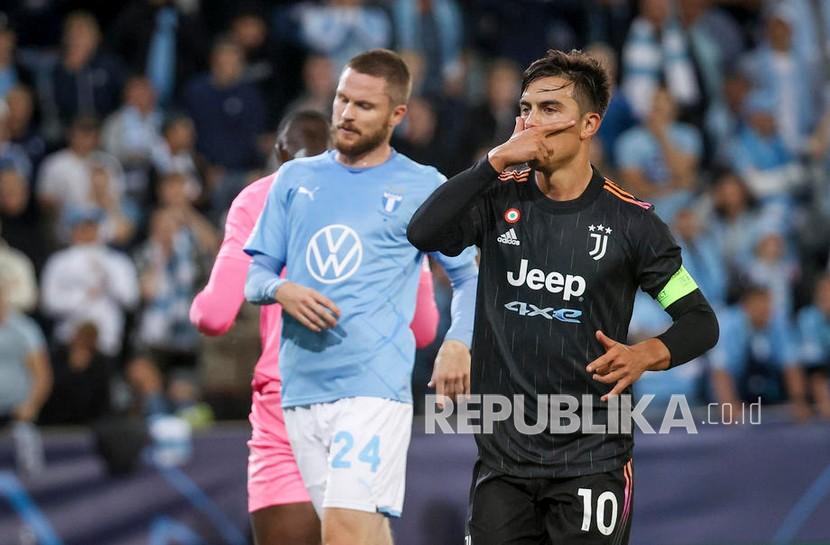  Pemain Juventus Paulo Dybala (kanan) merayakan setelah mencetak gol kedua timnya pada pertandingan sepak bola grup H Liga Champions UEFA antara Malmo FF dan Juventus FC di Stadion Baru Malmoe di Malmoe, Swedia,  Rabu (15/9) dini hari WIB.