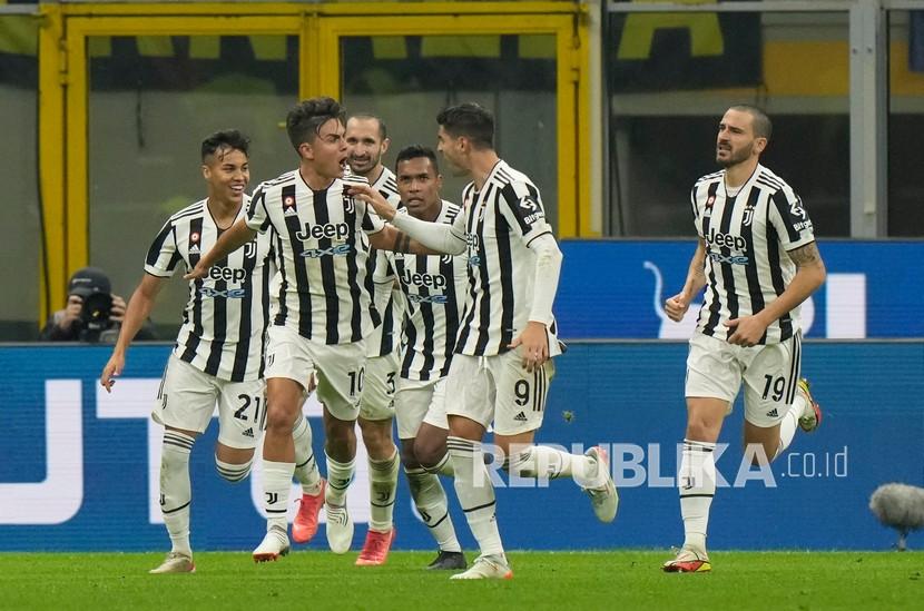 Para pemain Juventus saat merayakan gol.