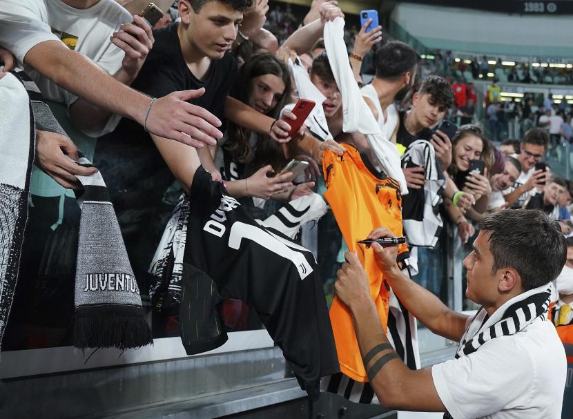 Pemain Juventus Paulo Dybala menandatangani tanda tangan setelah pertandingan sepak bola Serie A antara Juventus dan Lazio di Allianz Stadium, Turin, Italia, Selasa (17/5/2022) dini hari WIB. 