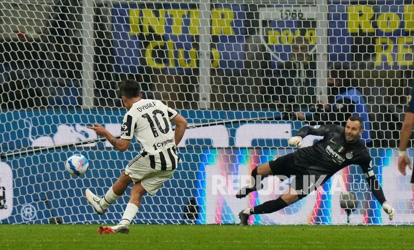  Penyerang Juventus Paulo Dybala saat mencetak gol ke gawang Inter Milan lewat titik putih.