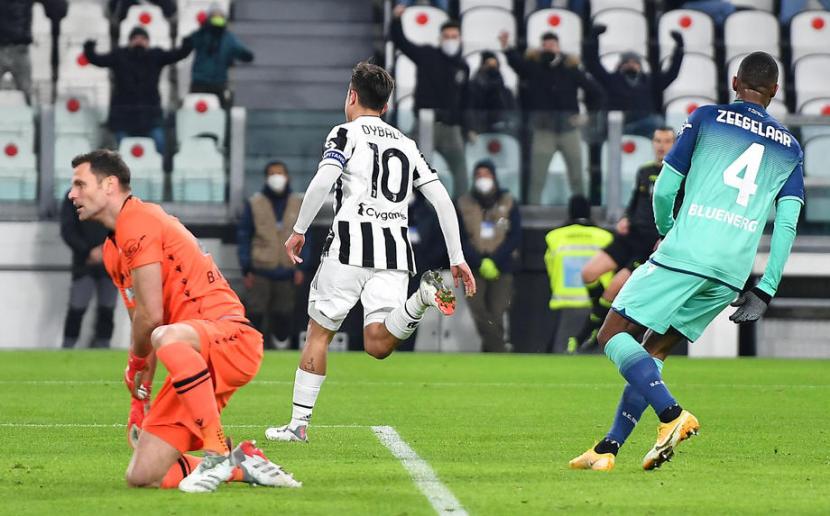 Striker Juventus Paulo Dybala (tengah) usai mencetak gol ke gawang Udinese dalam lanjutan Serie A Liga Italia, Ahad (16/1/2022) dini hari WIB. Juventus unggul 2-0 di laga itu.