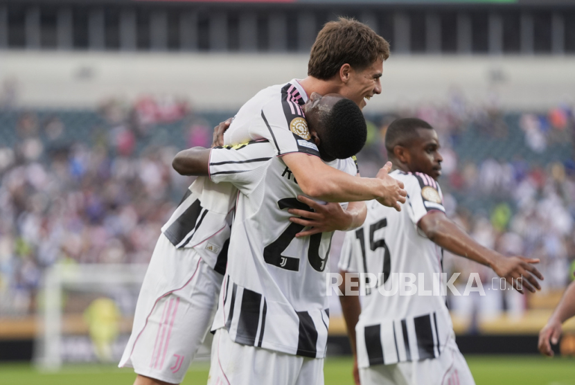 Pemain Juventus Randal Kolo Muani mengangkat Kenan Yildiz setelah ia mencetak gol kedua dalam pertandingan sepak bola Grup G Piala Dunia Antarklub antara Juventus dan Wydad AC di Philadelphia, Senin, 23 Juni 2025 dini hari WIB.