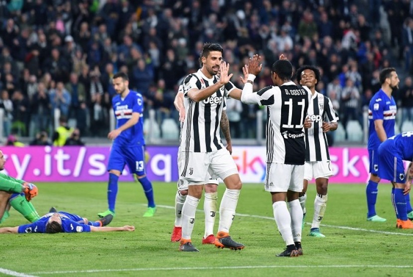  Pemain Juventus Sami Khedira merayakan gol bersama rekan setimnya Douglas Costa di Alianz Stadium, Turin, Italia. Dalam pertandingan ini, Juventus menang 3-0 atas Sampdoria. 