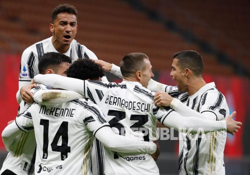 Pemain Juventus Weston McKennie merayakannya bersama rekan satu timnya setelah mencetak gol ketiga timnya pada pertandingan sepak bola Serie A antara AC Milan dan Juventus di stadion San Siro, di Milan, Italia, Kamis (7/1) dini hari WIB.
