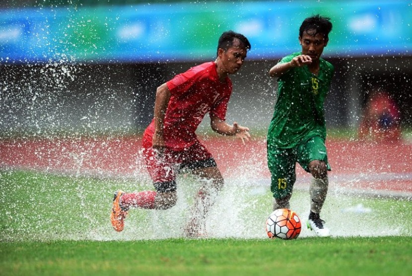 Pemain Kalimantan Selatan M Rafi Udin (kanan) beraksi pada pertandingan PON XIX. Kalsel lolo ke babak delapan besar yang akan dimulai Selasa (20/9) ini.