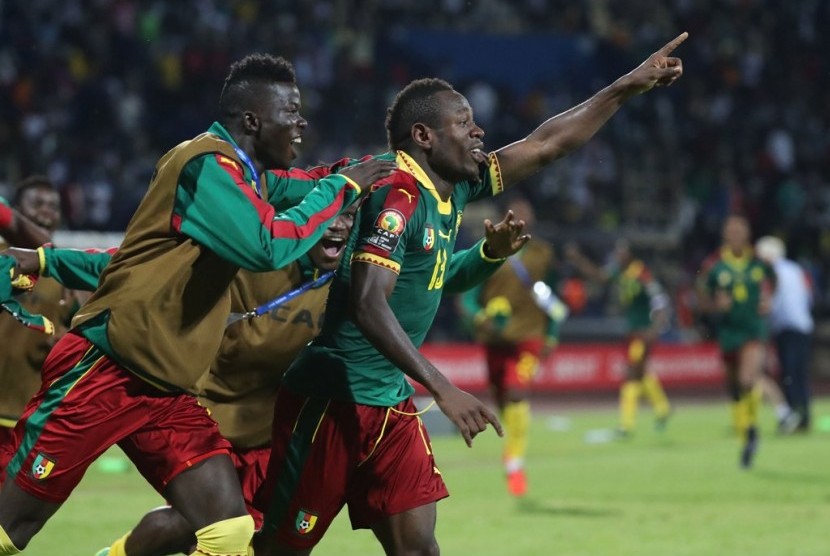 Pemain Kamerun Christian Bassogog (kanan) merayakan gol ke gawang Ghana. Gol Bassogog mengantarkan Kamerun ke final Piala Afrika 2017.