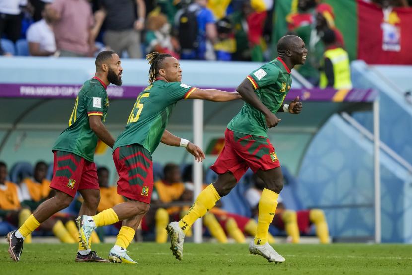 Para pemain Kamerun merayakan gol.