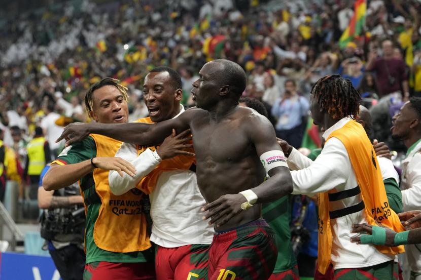 Kapten timnas Kamerun Vincent Aboubakar (tengah) merayakan dengan rekan setimnya setelah mencetak gol pembuka selama pertandingan sepak bola grup G Piala Dunia antara Kamerun dan Brasil, di Stadion Lusail di Lusail, Qatar, Jumat, 2 Desember 2022. 