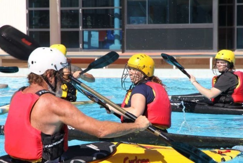 Pemain kano polo Keane menceburkan diri ke kolam Alice Springs.