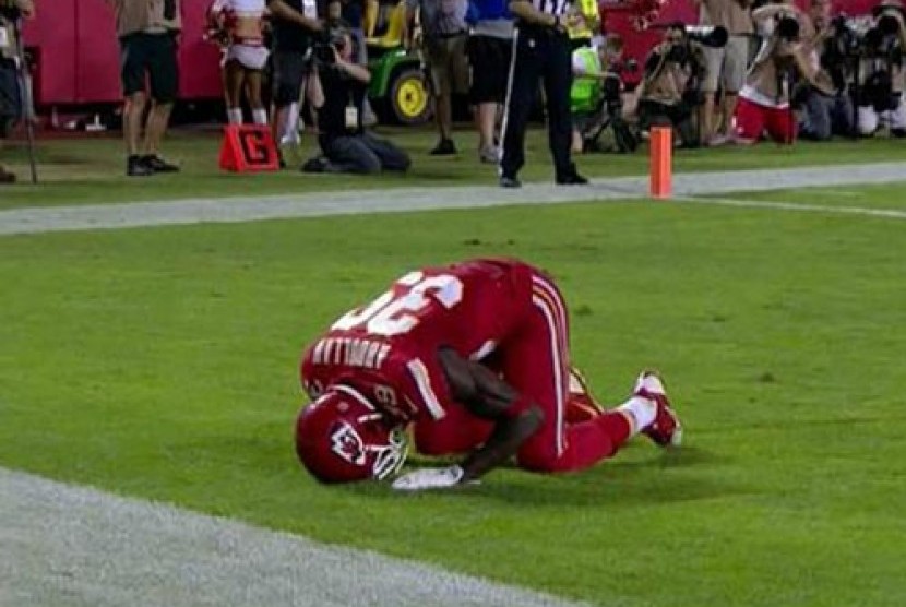 Pemain Kansas City Chiefs, Husain Abdullah saat bersujud syukur.