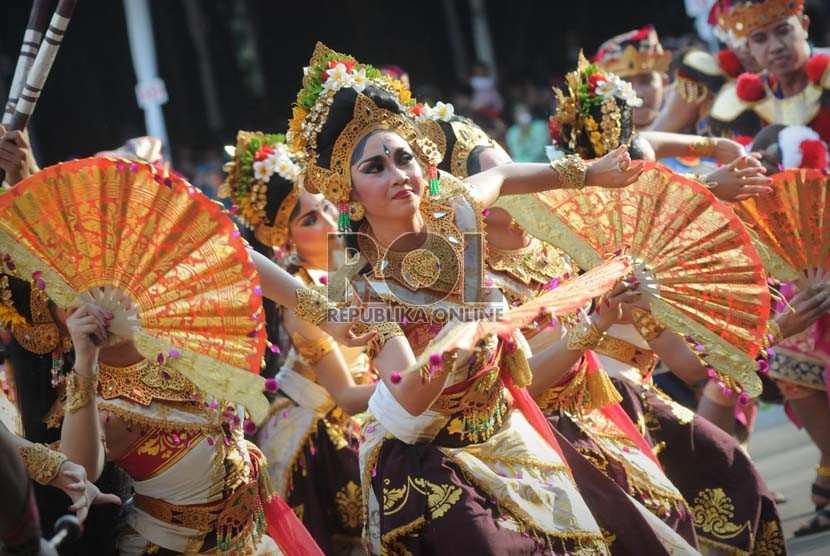  Pemain kelompok seni khas Bali 