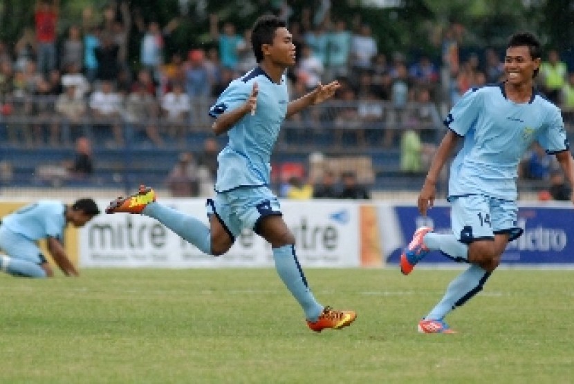 Pemain kesebelasan Persela Arif Ariyanto (tengah) merayakan gol ke gawang PSM Makasar.