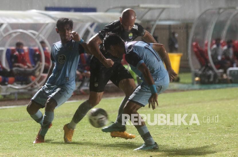 Pemain kesebelasan Persib Bandung Rashid (tengah) berusaha menerobos pertahanan Persela Lamongan saat Laga Liga 1 di Stadion Maguwoharjo, Sleman, D.I Yogyakarta, Kamis (4/11/2021).