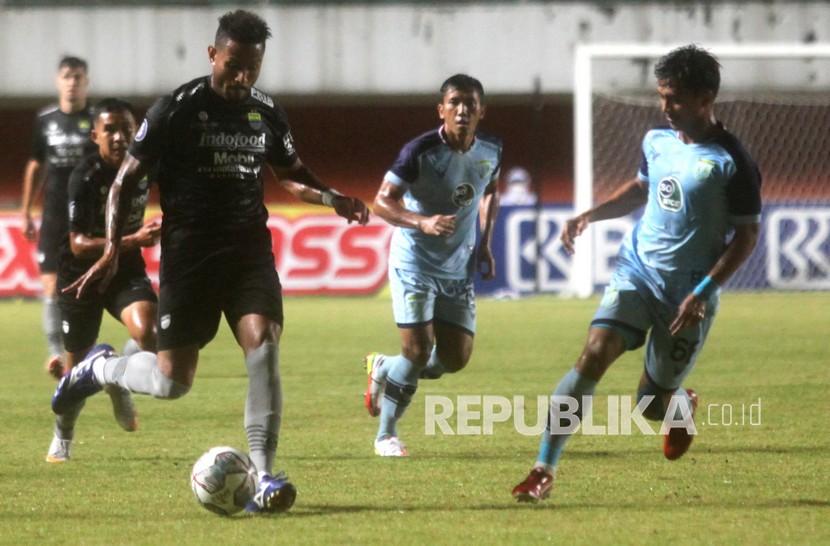 Pemain kesebelasan Persib Bandung Wander Luiz (kiri) berusaha menerobos pertahanan Persela Lamongan saat Laga Liga 1 di Stadion Maguwoharjo, Sleman, D.I Yogyakarta, Kamis (4/11/2021). 