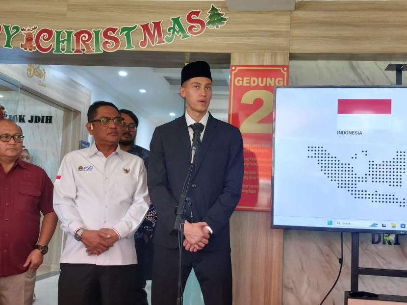 Pemain keturunan asal Belanda, Jay Idzes telah menjalani proses sumpah dan janji setia sebagai warga negara Indonesia (WNI) di Kantor Wilayah Kemenkumham DKI Jakarta, Jakarta Timur pada Kamis (28/12/2023). 