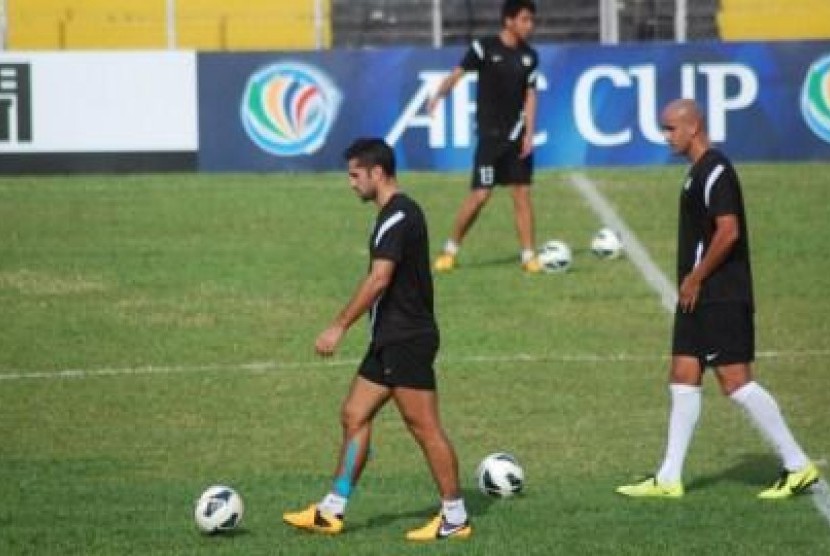 Pemain Kitchee SC, Jorge Tarres Paramo (kiri) bersama Zesh Rehman (kanan) saat latihan di Stadion Agus Salim Padang, Sumbar, Selasa (9/4). 