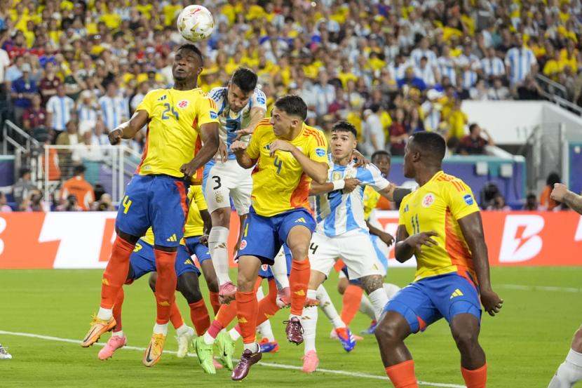 Pemain Kolombia Jhon Cordoba (24), rekan setimnya Santiago Arias (4) dan pemain Argentina Nicolas Tagliafico (3) berebut bola dengan pemain lain dalam pertandingan final Copa America di Stadion Hard Rock, Miami Gardens, Florida, Senin (15/7/2024) pagi WIB.