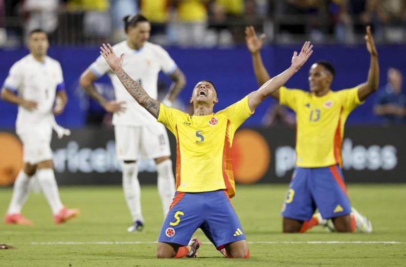 Pemain Kolombia Kevin Castano (tengah) dan Yerry Mina (kanan) merayakan keberhasilan lolos ke final Copa America 2024. Kolombia mengalahkan Uruguay 1-0 di semifinal, Kamis (11/7/2024) pagi WIB.