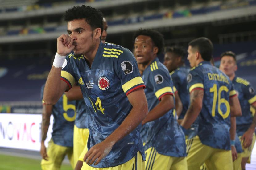 Pemain Kolombia, Luis Diaz, merayakan golnya ke gawang Brasil pada babak pertama lanjutsn Copa America 2021 di Rio De Janeiro, Kamis (24/6).