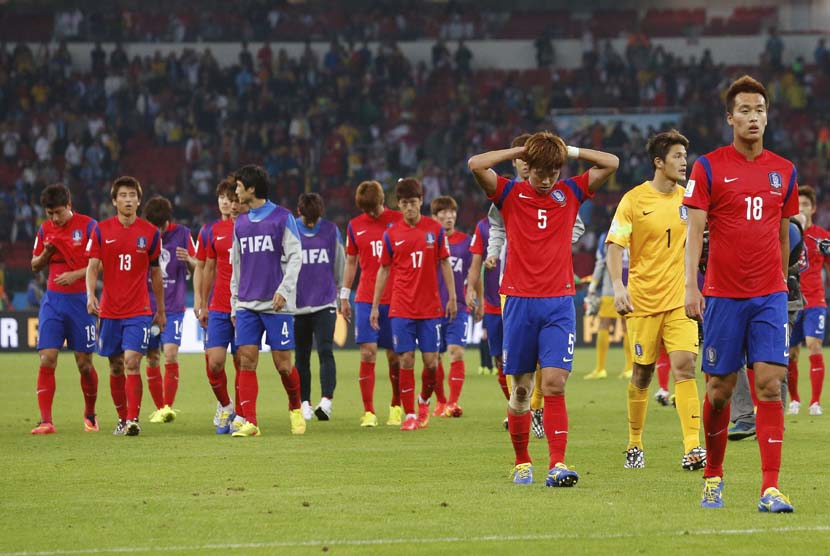 Pemain Korea Selatan berjalan dari lapangan setelah kemenangan 4-2 atas Aljazair Korea Selatan selama kelompok H Piala Dunia pertandingan sepak bola antara Korea Selatan dan Aljazair di Estadio Beira-Rio di Porto Alegre, Brasil, Minggu, 22 Juni, 2014. (AP 