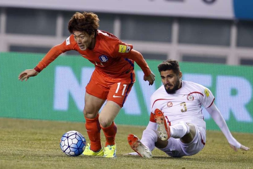 Pemain Korea Selatan Hwang Ui-Jo beraksi melawan Youssef Mohamad dari  Lebanon dalam pertandingan penyisihan Piala Dunia 2018. 