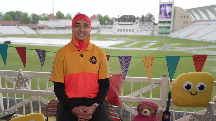 Pemain kriket internasional wanita Muslim berhijab pertama di Inggris, Abtaha Maqsood, tampil di serial televisi anak-anak BBC. 