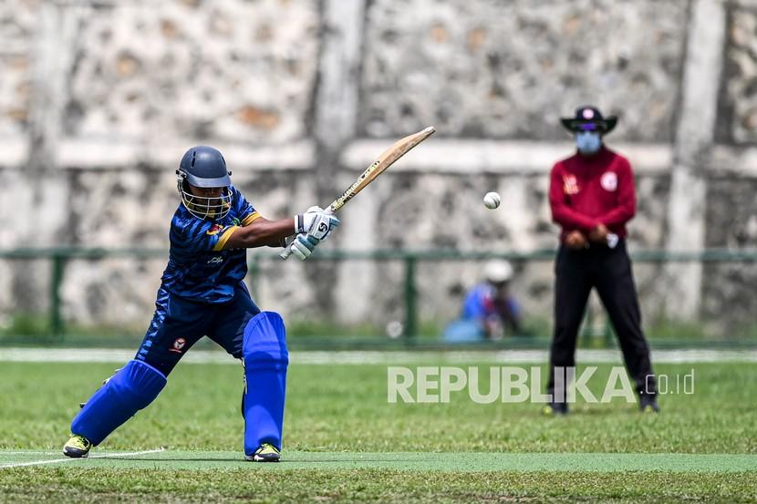 Pemain kriket putra Jawa Barat Rico Ramadhasyena (kiri) memukul bola saat melawan tim kriket putra DKI Jakarta dalam babak penyisihan Super Eight putra PON Papua di Lapangan Kriket Madya, Kampung Doyo Lama, Kabupaten Jayapura, Papua, Selasa (28/9/2021). Tim kriket putra DKI Jakarta menang atas tim kriket putra Jawa Barat dengan skor akhir 135/1 - 111/3. 