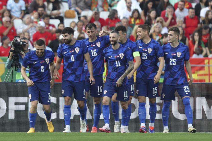 Pemain Kroasia Ante Budimir (tengah) merayakan golnya ke gawang Portugal bersama rekan-rekannya dalam laga pemanasan jelang Euro 2024.