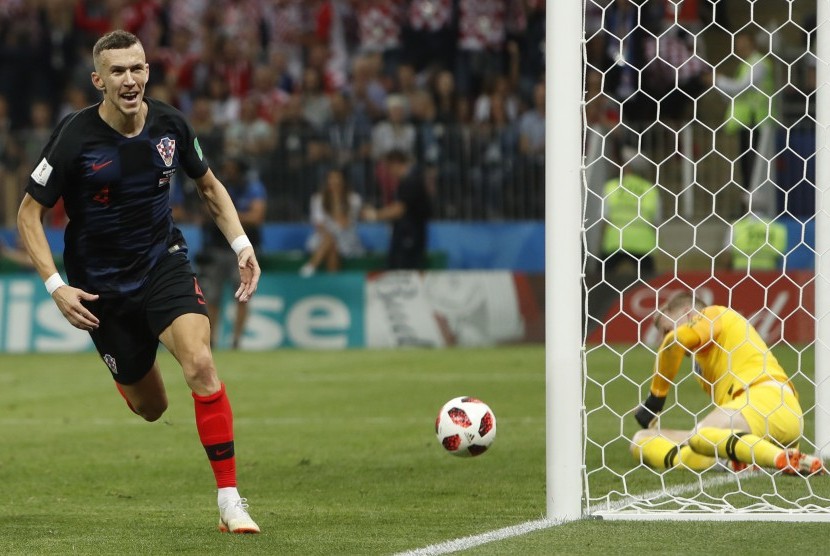  Pemain Kroasia Ivan Perisic bersorak setelah mencetak gol pertama timnya dalam pertandingan semifinal antara Kroasia dan Inggris di Piala Dunia Sepak Bola 2018 di Stadion Luzhniki di Moskow, Rusia, Rabu, (11/7).