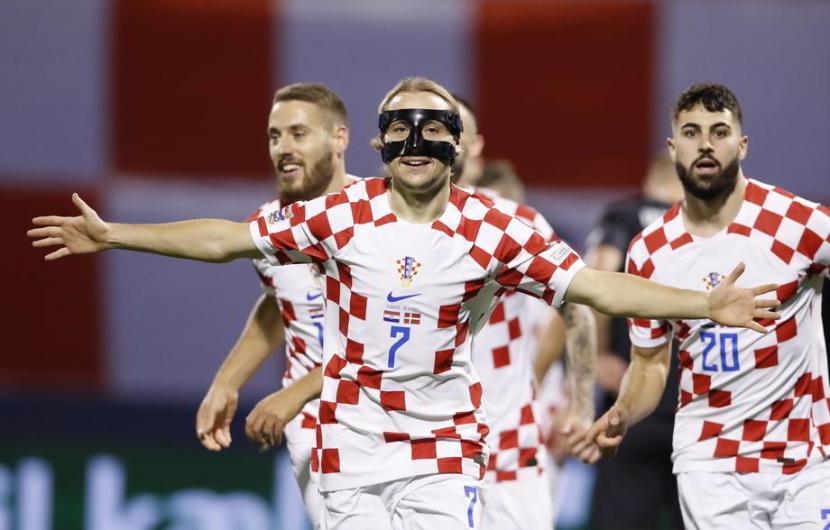 Pemain Kroasia Lovro Majer (tengah) merayakan gol kemenangan atas Denmark dalam pertandingan UEFA Nations League.