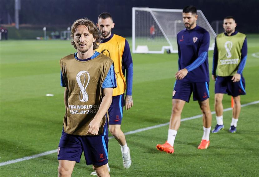 Pemain Kroasia Luka Modric (kiri) dan rekan setimnya menghadiri sesi latihan di Al Erssal Training Site 3 di Doha, Qatar, 12 Desember 2022. Kroasia akan menghadapi Argentina dalam pertandingan sepak bola semifinal Piala Dunia FIFA 2022 pada 13 Desember 2022. 