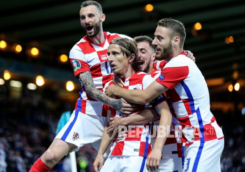 Pemain Kroasia Luka Modric merayakan setelah mencetak gol kedua timnya pada pertandingan grup D kejuaraan sepak bola Euro 2020 antara Kroasia dan Skotlandia di Stadion Hampden Park di Glasgow,  Rabu (23/6) dini hari WIB.