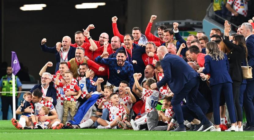  Pemain Kroasia merayakan setelah memenangkan adu penalti pertandingan sepak bola perempat final Piala Dunia FIFA 2022 antara Kroasia dan Brasil di Stadion Education City di Doha, Qatar, Jumat (9/12/2022).