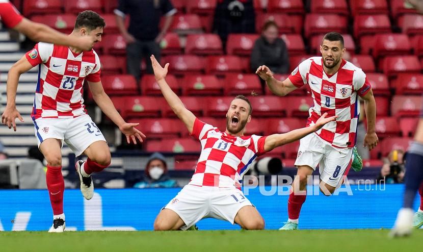 Pemain Kroasia Nikola Vlasic, tengah, merayakan setelah mencetak gol pembuka ke gawang kiper Skotlandia David Marshall pada pertandingan grup D kejuaraan sepak bola Euro 2020 antara Kroasia dan Skotlandia di Stadion Hampden Park di Glasgow,  Rabu (23/6) dini hari WIB.