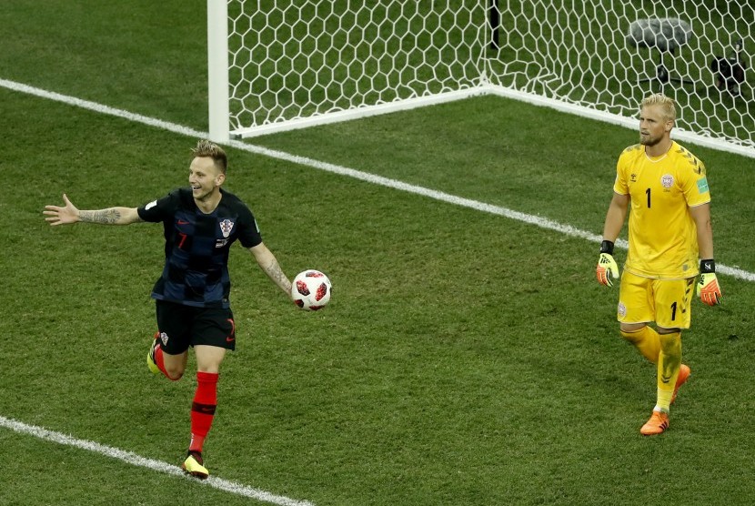 Pemain Kroasia, Rakitic usai menuntaskan perlawanan tim Denmark lewat drama adu penalti babak 16 besar Piala Dunia 2018, Rusia