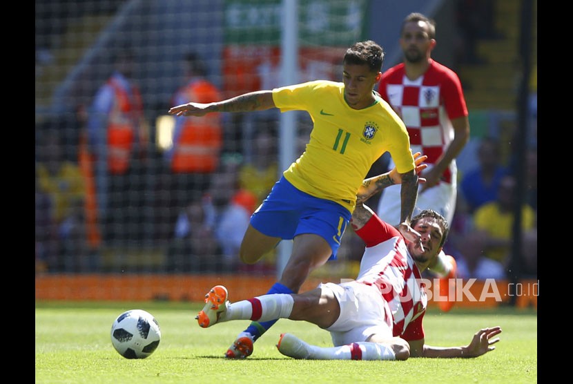 Pemain Kroasia Sime Vrsaljko menekel  pemain Brasil Philippe Coutinho pada laga persahabatan antara Brasil dan Kroasia di Anfield Stadium di Liverpool, Inggris, Ahad (3/6).