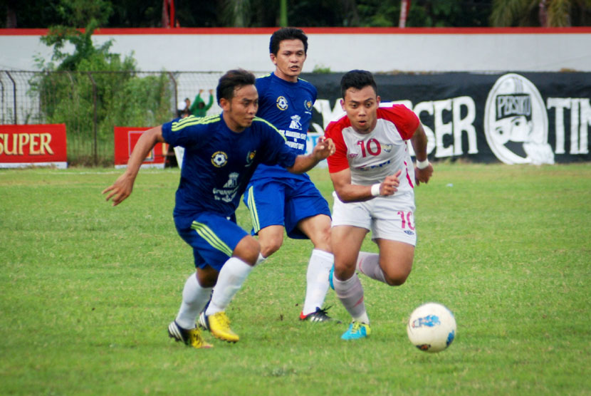 Pemain Kudus United FC, Agus Riyanto (kiri) berebut bola dengan pemain UITM Malaysia FC, Muhamad Razren Mohd Jezni (kanan) pada laga persahabatan di Stadion Wergu, Kudus, Jateng, Kamis (19/12).