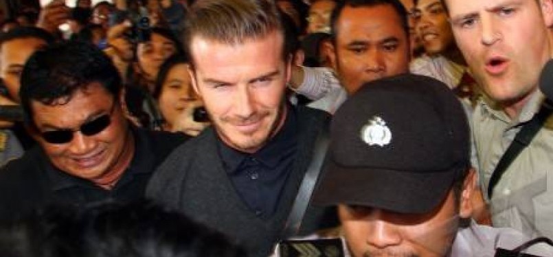 Pemain LA Galaxy, David Beckham (tengah), saat tiba di Bandara Soekarno Hatta, Tangerang, Banten, Senin (28/11). 