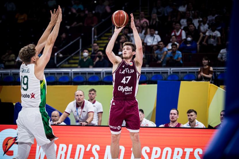 Pemain Latvia Aturs Kurucs melepaskan tembakan saat melawan Lithuania dalam perebutan posisi lima FIBA World Cup 2023.