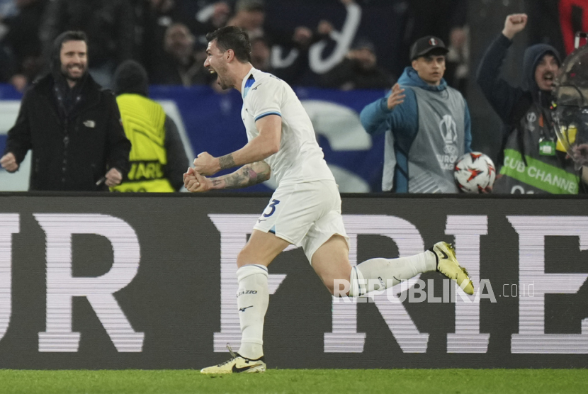 Pemain Lazio Alessio Romagnoli merayakan gol ke gawang Viktoria Plzen dalam pertandingan leg kedua babak 16 besar Liga Europa di Stadion Olimpico, Roma, Jumat, 14 Maret 2025 dini hari WIB.