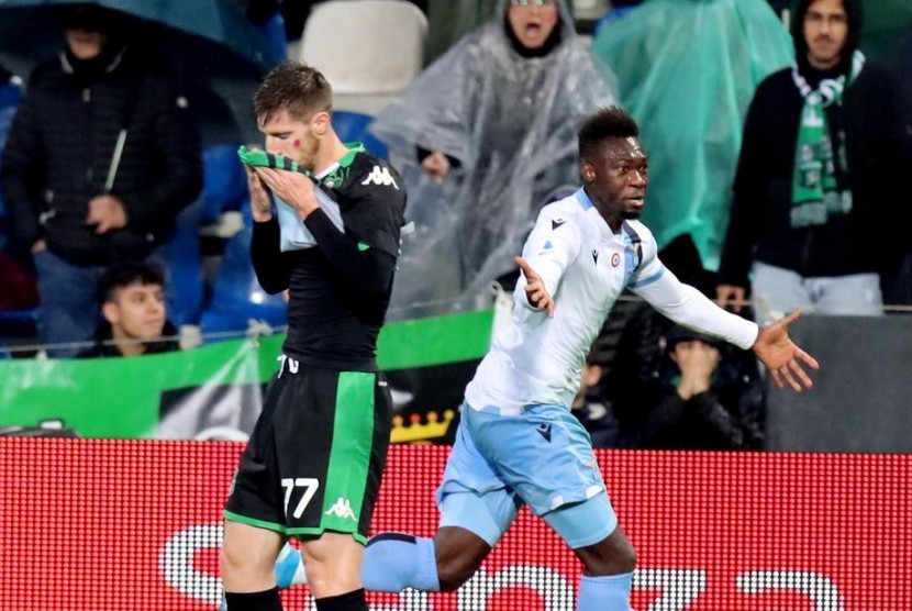 Pemain Lazio Felipe Caicedo (kanan) merayakan golnya ke gawang Sassuolo.