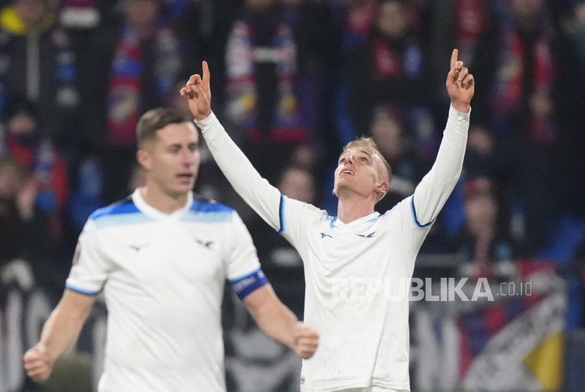 Pemain Lazio Gustav Isaksen (kanan) merayakan gol kedua timnya dalam pertandingan leg pertama babak 16 besar Liga Europa melawan Viktoria Plzen di Doosan Arena, Plzen, Jumat (7/3/2025) dini hari WIB.