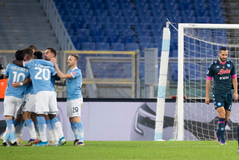 Pemain Lazio merayakan gol ke gawang Napoli pada laga di Stadion Olimpico, Roma, Senin (21/12). 