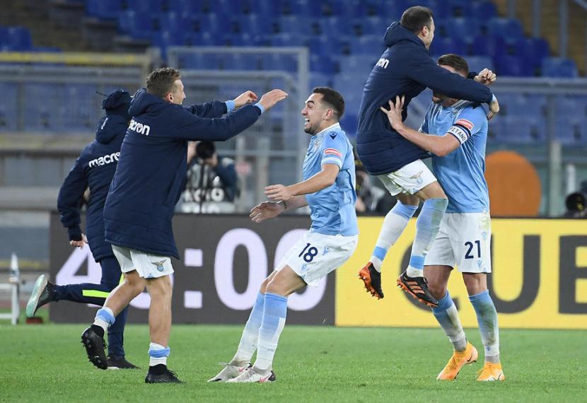 Pemain Lazio merayakan kemenangan usai menggilas AS Roma 3-0 di laga Liga Serie A Italia di Stadion Olimpico, Roma, Jumat (15/1). 